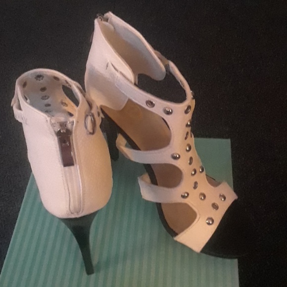 Women's Caged Platform Style Stiletto Heels - Picture 2 of 8